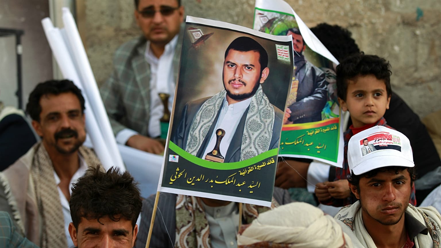 حوثی ها عکس عبالمالک حوثی را در دست گرفته اند