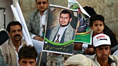 حوثی ها عکس عبالمالک حوثی را در دست گرفته اند