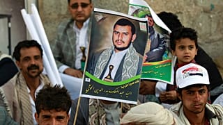 حوثی ها عکس عبالمالک حوثی را در دست گرفته اند