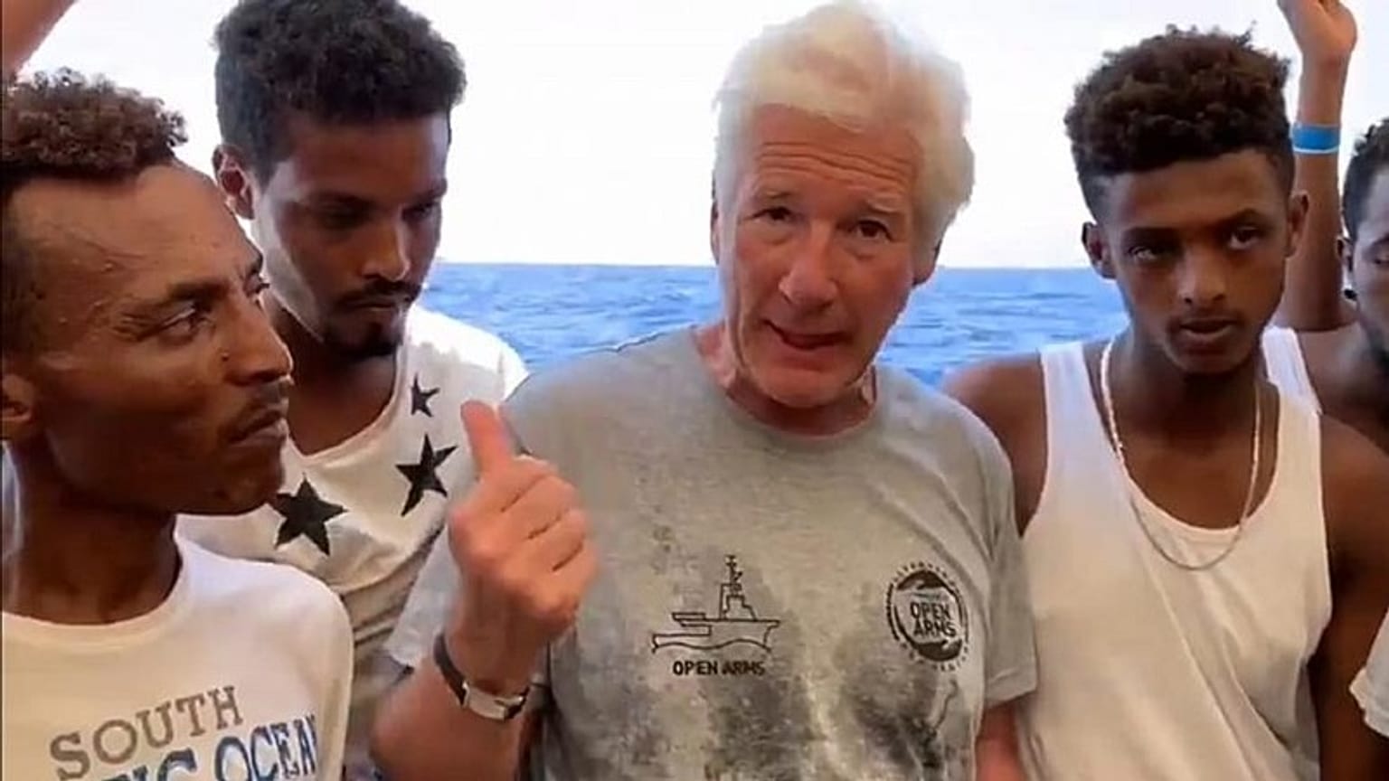Open Arms, Richard Gere porta viveri a bordo e lancia un appello: "Aprite i porti"