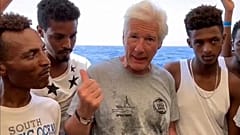 Open Arms, Richard Gere porta viveri a bordo e lancia un appello: "Aprite i porti"