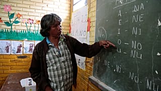 El profesor Blas Duarte muestra cartas en lengua maka, en Mariano Roque Alonso, Paraguay.