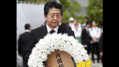 Glocken, Schweigen und Kränze in Nagasaki