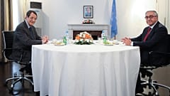Anastasiades und Akinci bei ihrem Treffen auf dem Flughafen von Nikosia