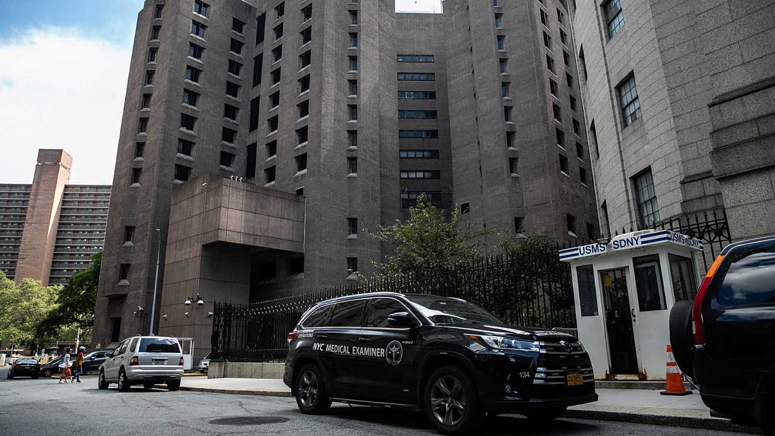 Un véhicule de médecin légiste, devant la prison du Metropolitan Correctional Center à Manhattan où Jeffrey Epstein a été retrouvé mort. New York, le 10 août 2019.