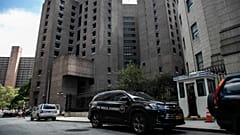 Un véhicule de médecin légiste, devant la prison du Metropolitan Correctional Center à Manhattan où Jeffrey Epstein a été retrouvé mort. New York, le 10 août 2019.