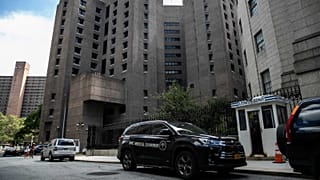 Un véhicule de médecin légiste, devant la prison du Metropolitan Correctional Center à Manhattan où Jeffrey Epstein a été retrouvé mort. New York, le 10 août 2019.