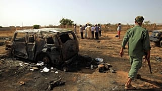 مقتل 3 موظفين بالأمم المتحدة بسيارة مفخخة في بنغازي وحفتر يوافق على هدنة العيد
