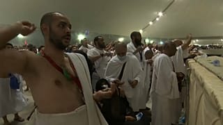حاج يقوم برمي الجمرات