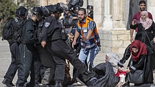 İsrail polisi, Filistinlilere Harem-i Şerif'in içinde müdahale etti. Bir İsrail polisi, müdahale sonucu yere düşen Filistinli kıza tekme attı