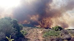 Σε ύφεση η πυρκαγιά στην Ελαφόνησο-Κίνδυνος και τη Δευτέρα 