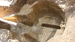 Ο θάλαμος του τάφου με την πεσμένη οροφή και δύο λάκκους ανοιγμένους στις καταρρεύσεις της μυκηναϊκής περιόδου, περίπου 1.300 - 1.200 π.Χ.