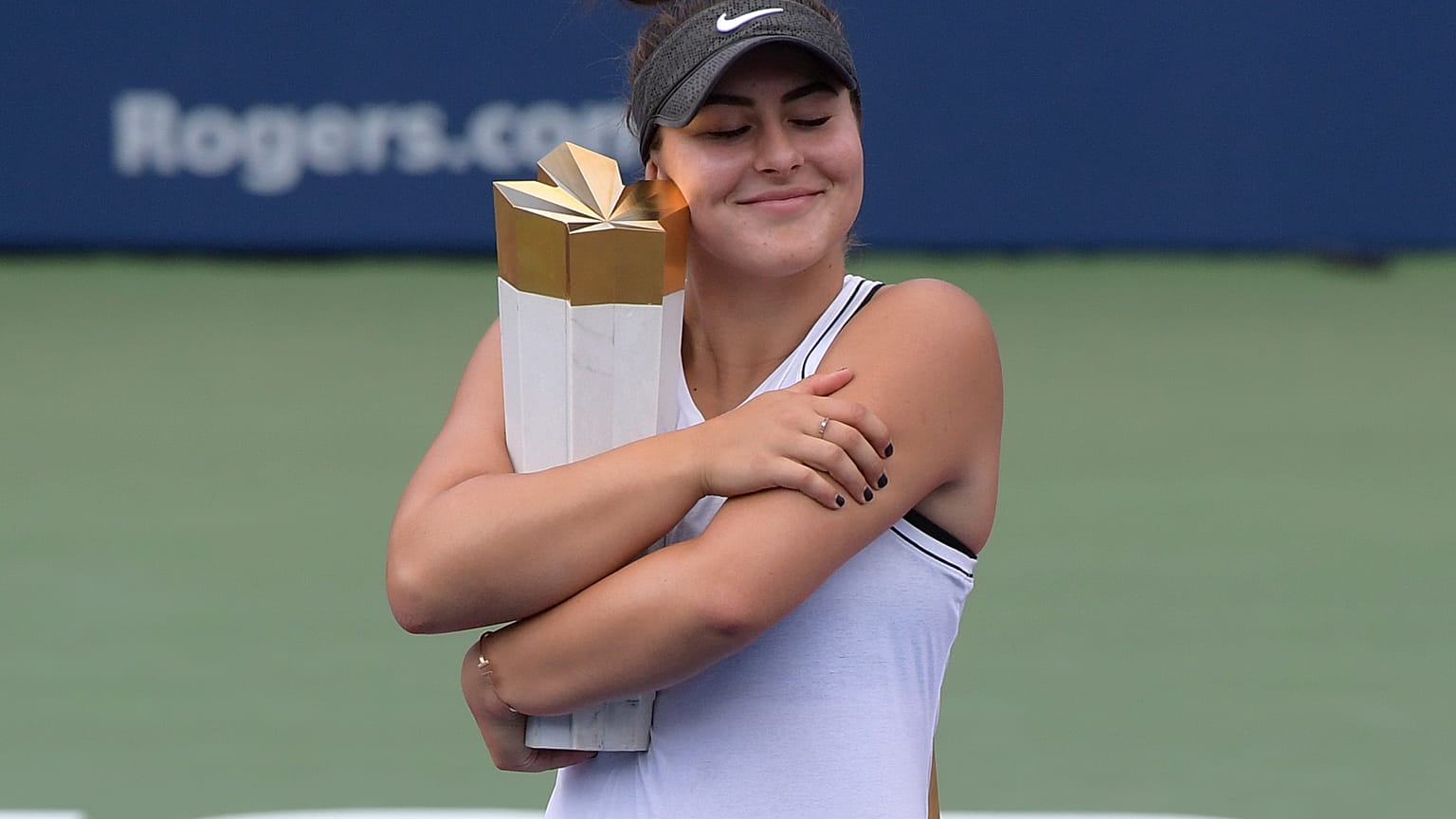 Bianca Andreescu si coccola la coppa. 