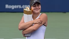 Bianca Andreescu si coccola la coppa. 