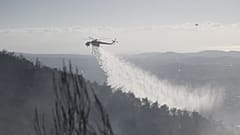 Ελικόπτερα του Πυροσβεστικού Σώματος προσπαθούν να κατασβέσουν την φωτιά στον Υμηττό