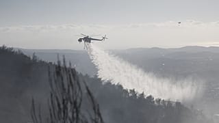 Ελικόπτερα του Πυροσβεστικού Σώματος προσπαθούν να κατασβέσουν την φωτιά στον Υμηττό