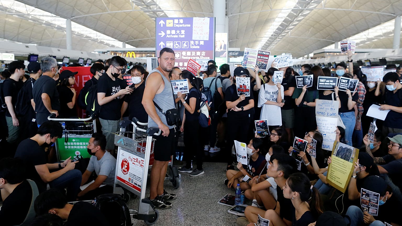 Hong Kong cancela todos sus vuelos por las protestas en el aeropuerto