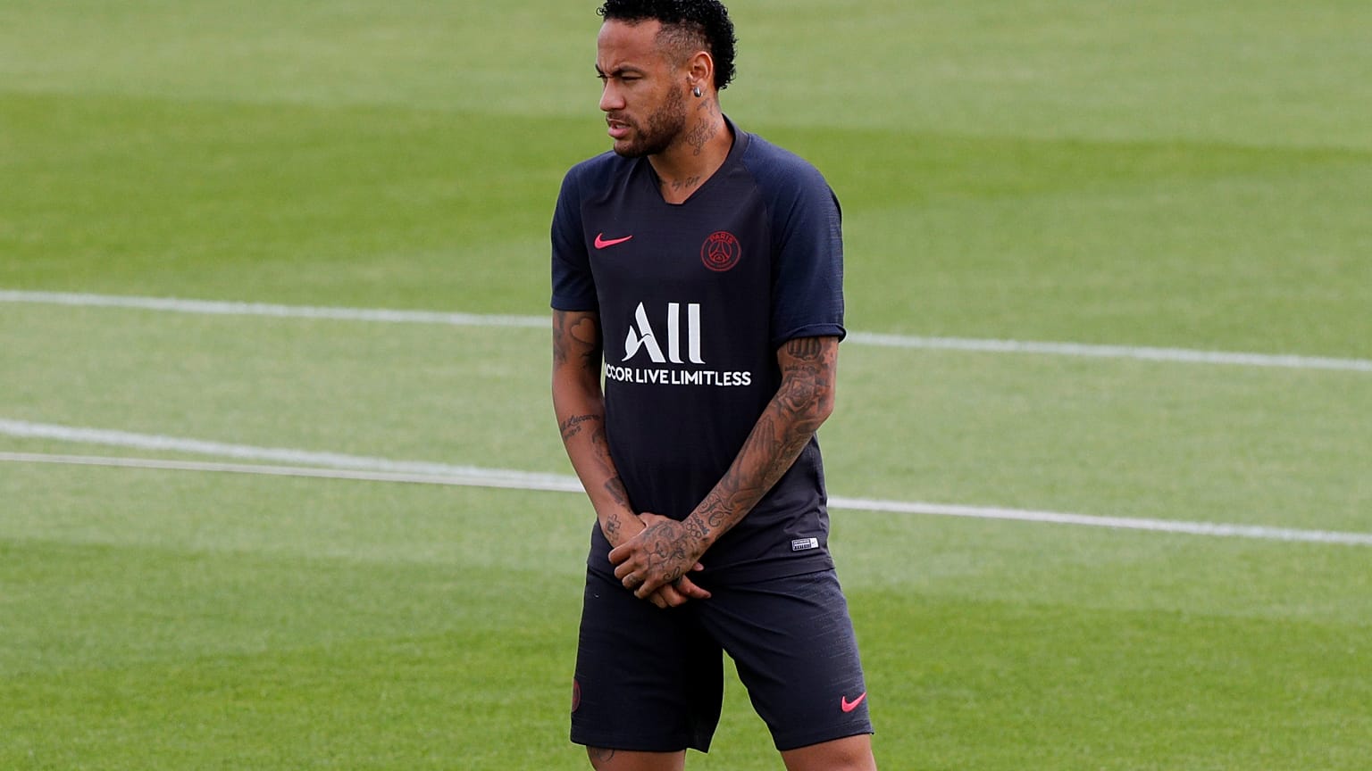 نيمار لاعب باريس سان جيرمان
