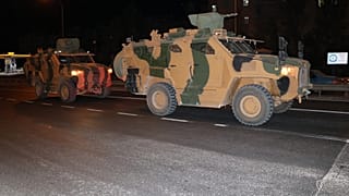 Türk Silahlı Kuvvetleri (TSK) Suriye sınırındaki askeri birliklere zırhlı araç ve komando takviyesi yaptı