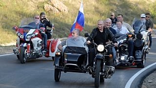 Putyin sisak nélkül motorozik