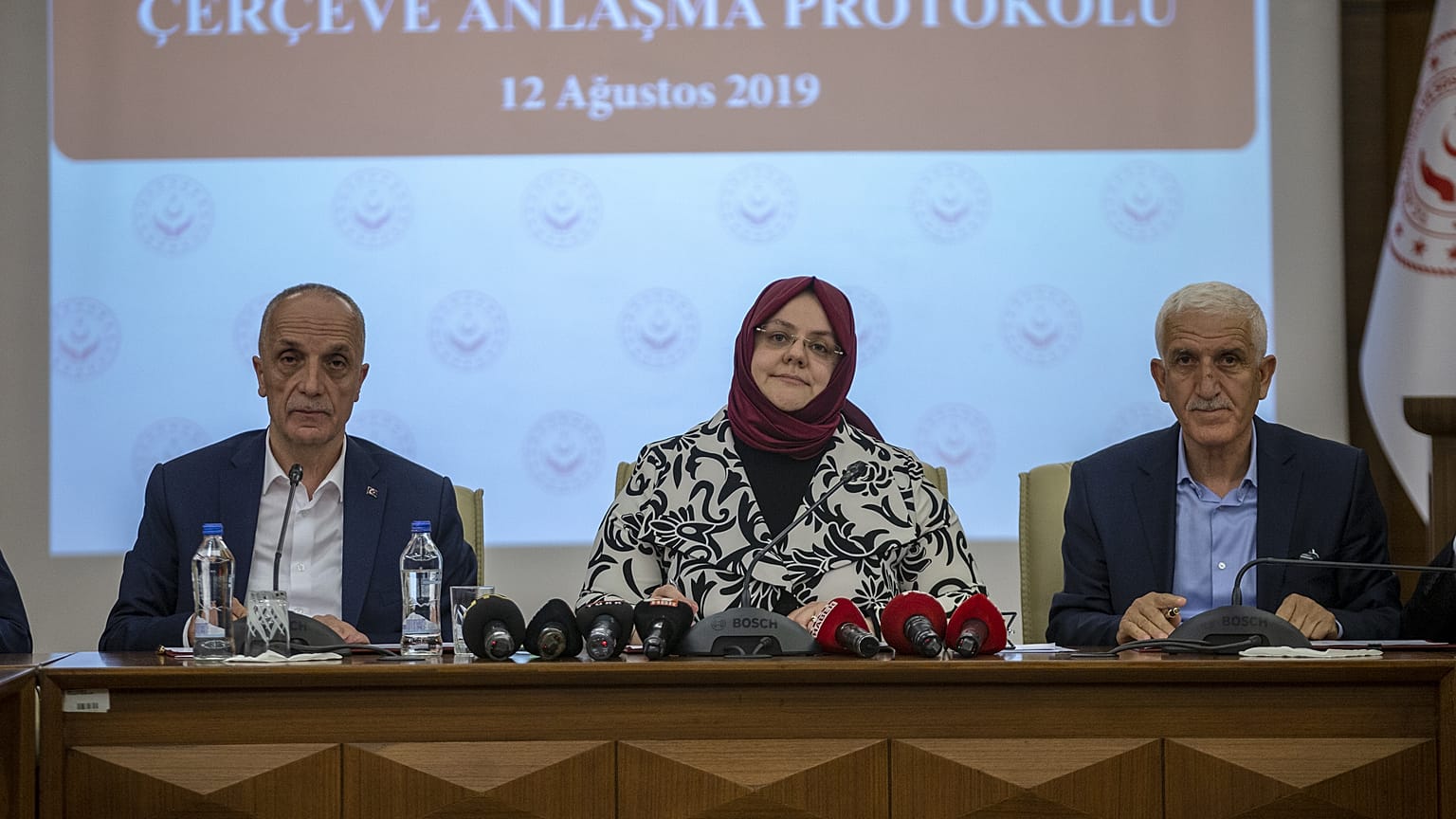 Aile, Çalışma ve Sosyal Hizmetler Bakanı Zehra Zümrüt Selçuk ile Türk-İş Genel Başkanı Ergün Atalay, 2019 Dönemi Kamu Kesimi Toplu İş Sözleşmesi Çerçeve Protokolü'nü imzaladı