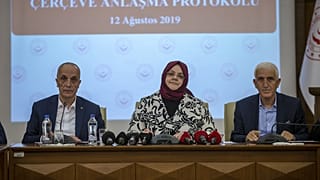 Aile, Çalışma ve Sosyal Hizmetler Bakanı Zehra Zümrüt Selçuk ile Türk-İş Genel Başkanı Ergün Atalay, 2019 Dönemi Kamu Kesimi Toplu İş Sözleşmesi Çerçeve Protokolü'nü imzaladı