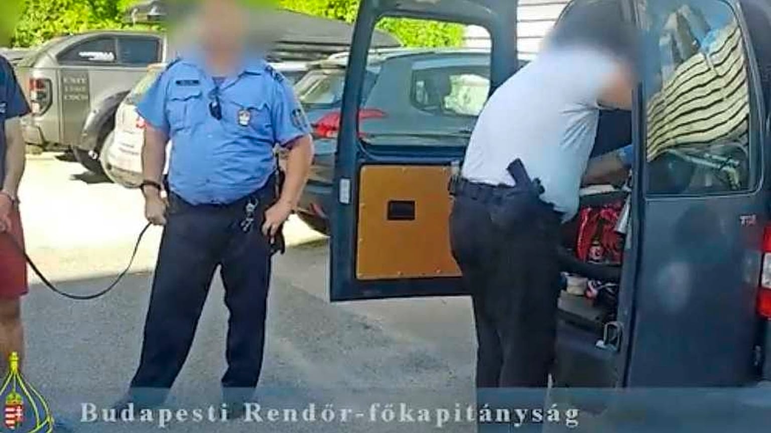 Az egyik gyanúsított jelenlétében vizsgálják át a lefoglalt autót