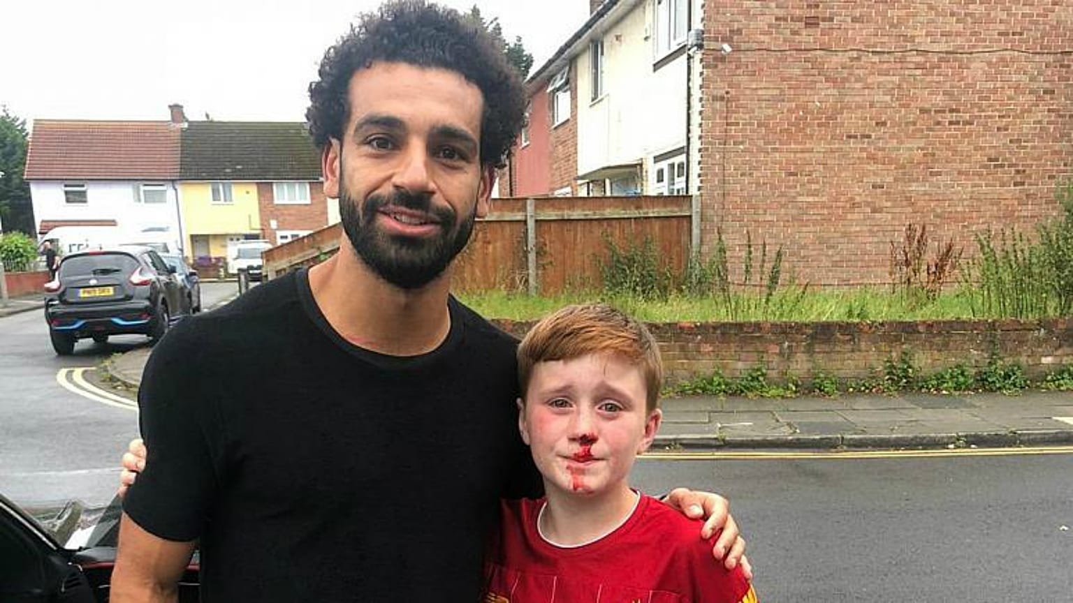 محمد صلاح إلى جانب فتى من مشجعي ناديه ليفربول