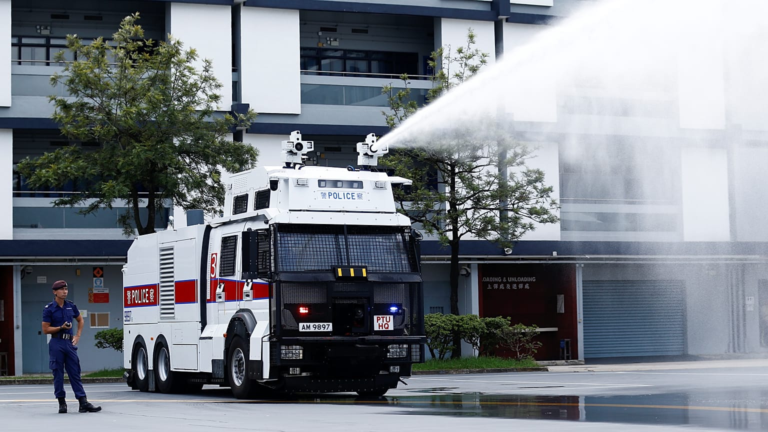 Çin: Ağır silahlı polislerden Hong Kong yakınındaki kentte dev tatbikat