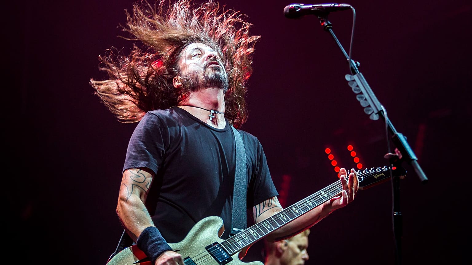 ave Grohl az amerikai Foo Fighters együttes koncertjén a Papp László Budapest Sportarénában 2017. június 26-án.