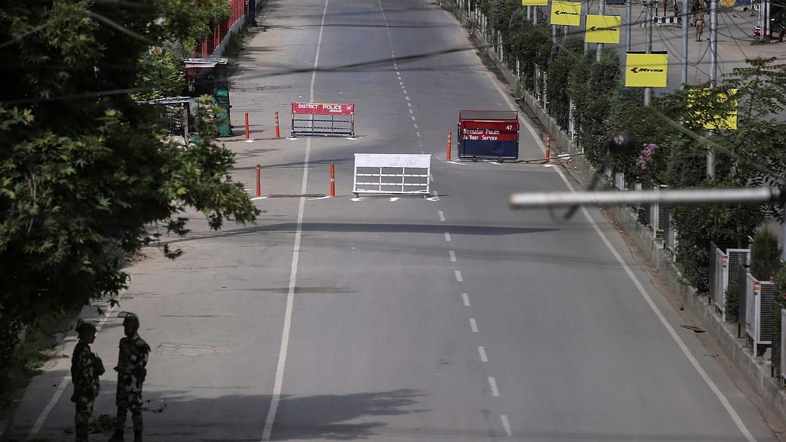 Hindistan Yüksek Mahkemesi: Keşmir'de düzeni sağlamak için hükümetin zamana ihtiyacı var