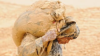 Un hombre trabaja en una mina de tierras raras en el condado de Nancheng, provincia de Jiangxi, 2010
