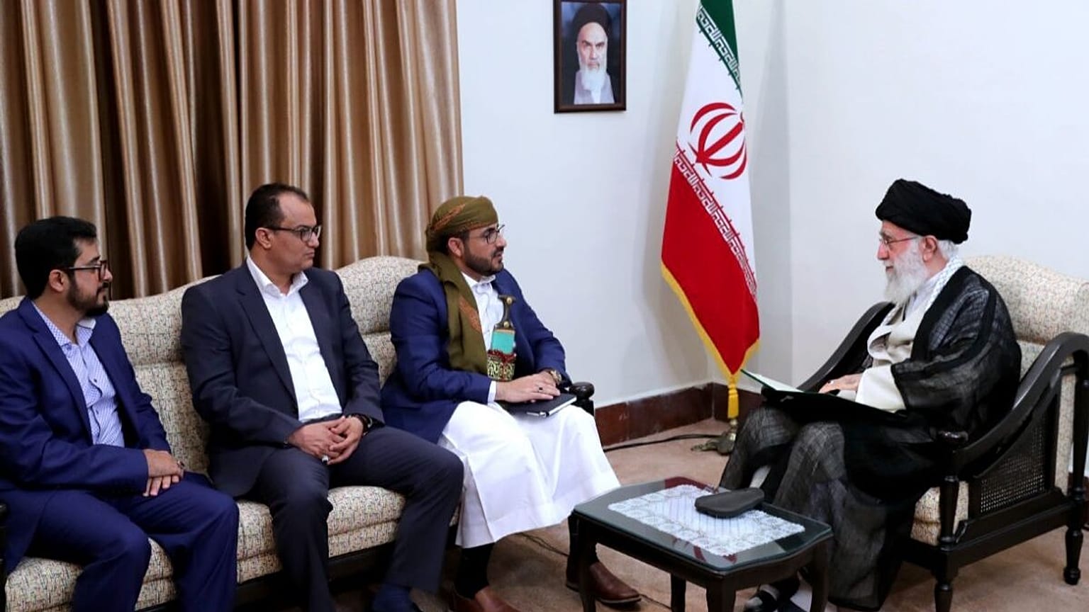 خامنه‌ای خطاب به رهبران حوثی: در برابر عربستان و امارات بایستید