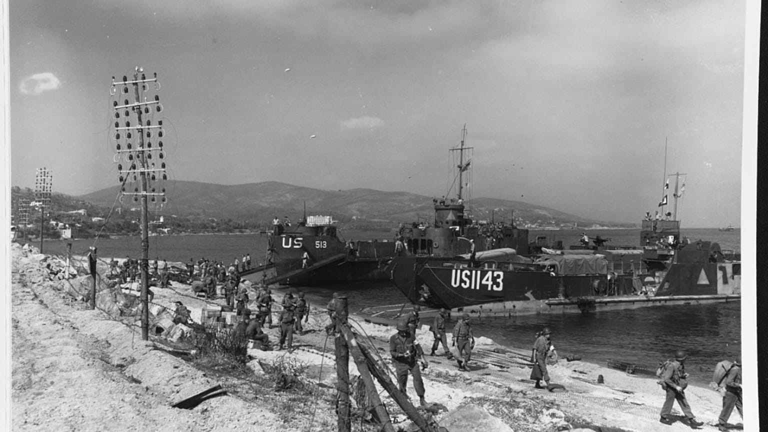 USS LCI-513 and LCT-1143 unloading on a Southern France beach, on "D-Day", 15 August 1944.