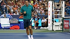 Roger Federer esulta durante il match con l'argentino Londero. 