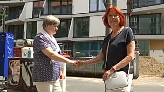 Berlin Duvarı'nın üzerinden el sıkışan "duvar kızları" 58 yıl sonra yeniden buluştu