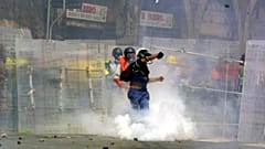 Archives - Manifestants antimondialisation lors de heurts avec les forces de l'ordre pendant le G8 à Gênes, le 20 juillet 2001.  