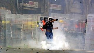 Archives - Manifestants antimondialisation lors de heurts avec les forces de l'ordre pendant le G8 à Gênes, le 20 juillet 2001.