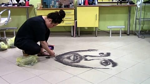 Kuzey Makedonyalı kuaför müşterilerin saçlarıyla ünlü isimlerin portrelerini çiziyor
