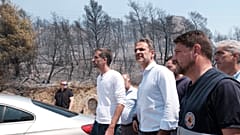 Ο πρωθυπουργός Κυριάκος Μητσοτάκης μετά την επίσκεψη του στο Ενιαίο Συντονιστικό Κέντρο Επιχειρήσεων 
