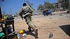 Mevzi almaya çalışan bir Somalili asker