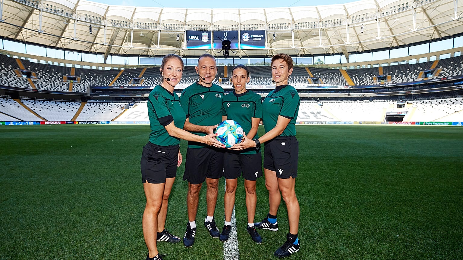 Terna arbitrale femminile, più il quarto uomo, Cakir, per la finale di Supercoppa Europa. 