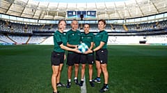 Terna arbitrale femminile, più il quarto uomo, Cakir, per la finale di Supercoppa Europa. 