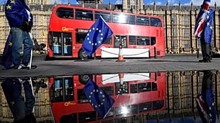 UK-based Turkish business owners take government to court over settlement policy changes