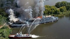 На Волге сгорел списанный в утиль теплоход