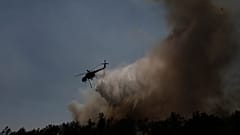 Ελικόπτερο επιχειρεί στην κατάσβεση της πυρκαγιά κοντά στο χωριό Μακρυμάλλη
