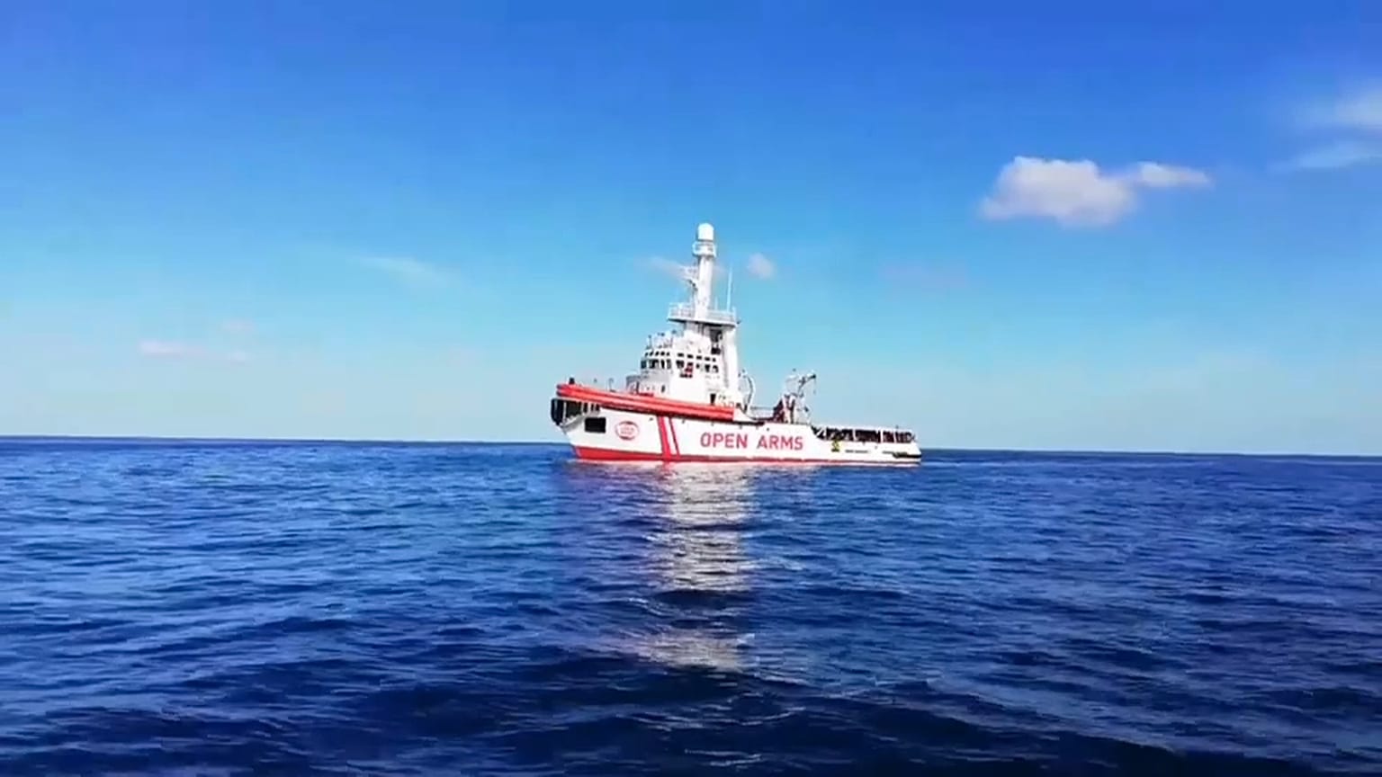 Суд разрешил судну Open Arms зайти в итальянские воды 