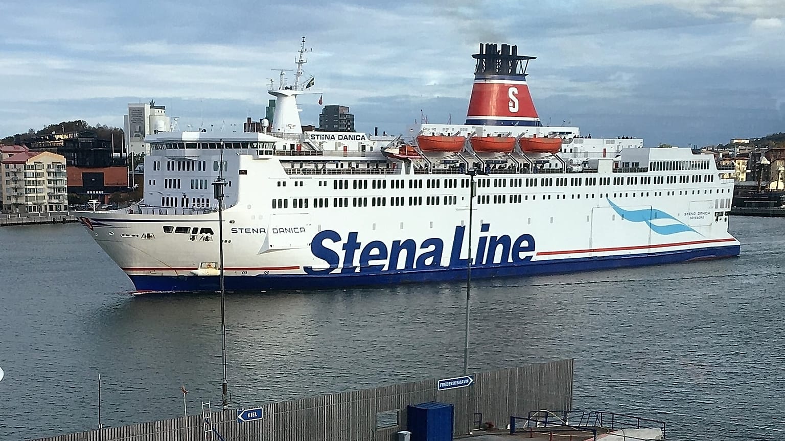 Egy komp kel útra a göteborgi kikötőben