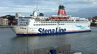 Egy komp kel útra a göteborgi kikötőben
