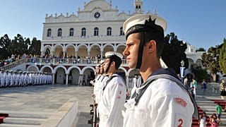 Αγήματα του Πολεμικού Ναυτικού αποδίδουν τιμές στην Παναγιά της Τήνου